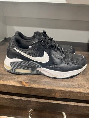 Nike Women’s Black and White Air Max Sneakers ( Size 11 )